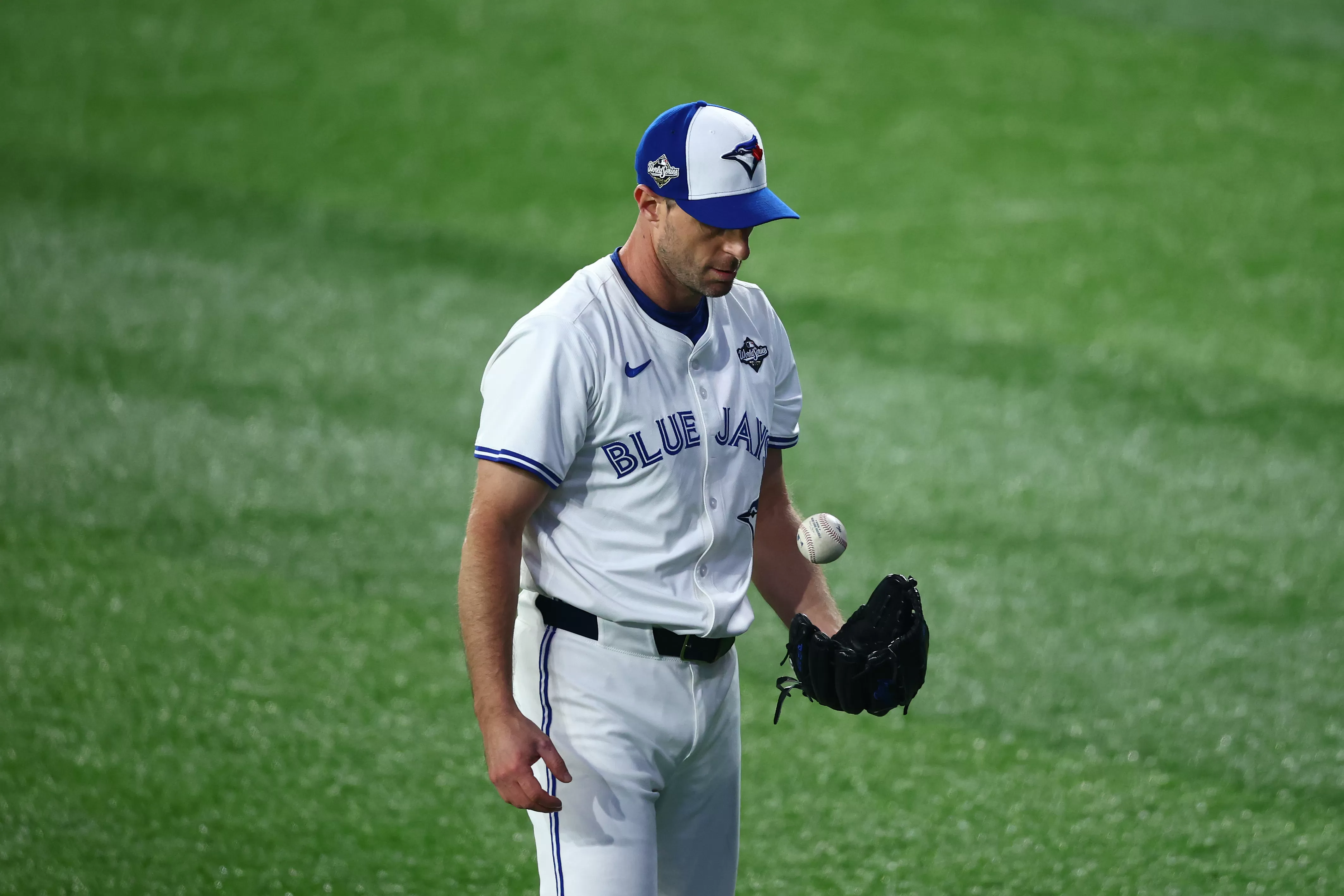 Blue Jays Veteran Predicted To Sign With Rangers After World Series Loss